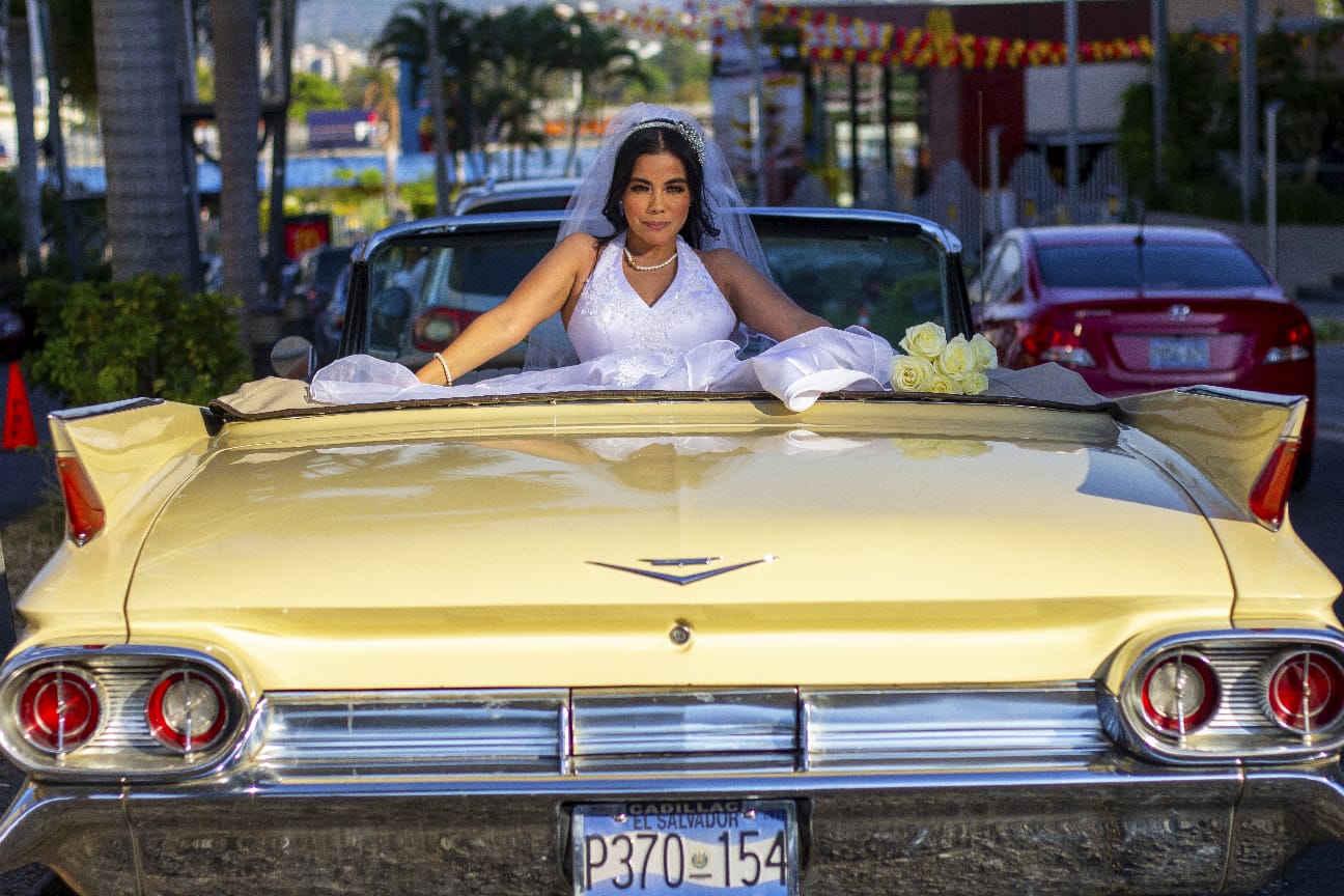 Novia junto al auto clásico