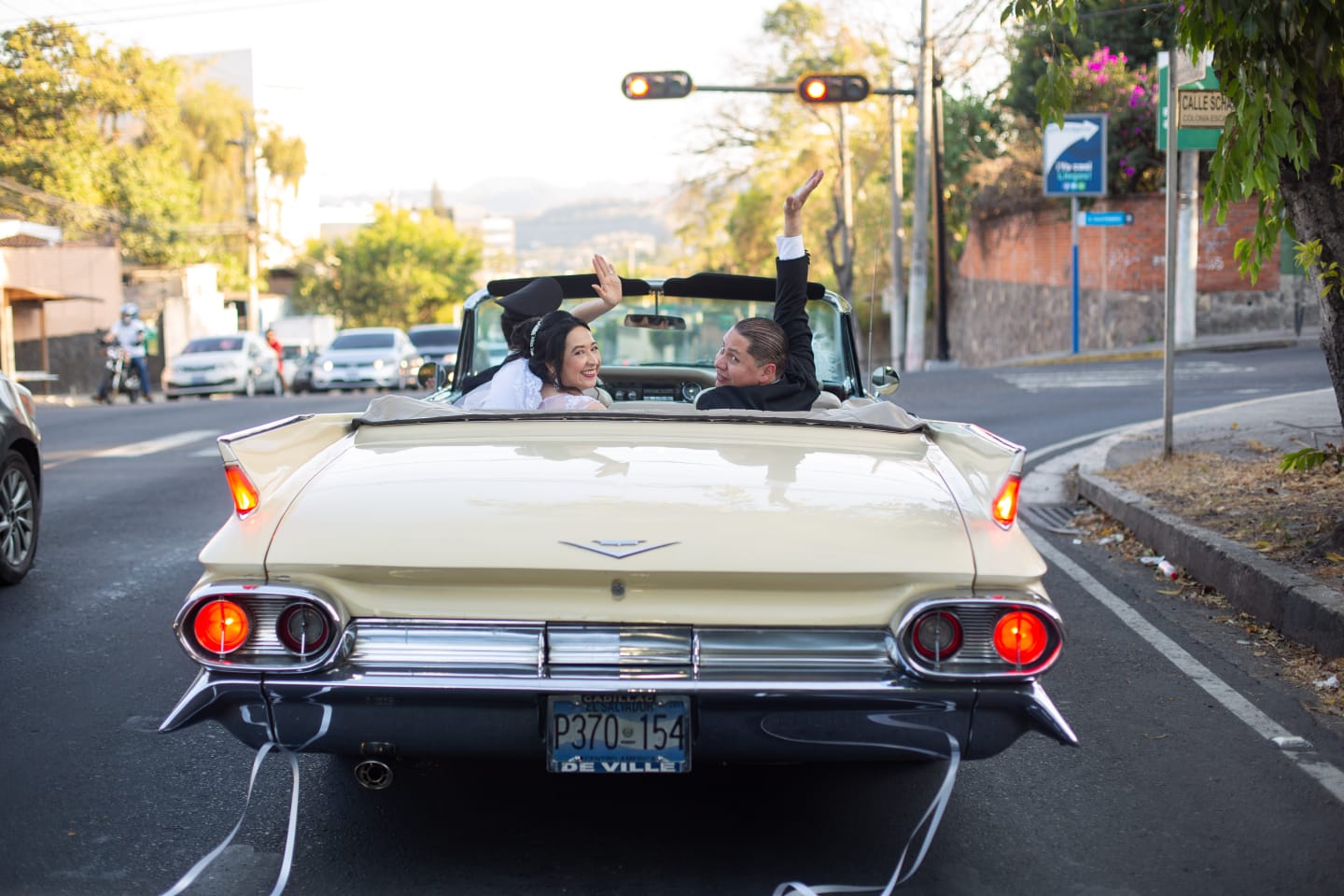 Auto clásico con novios