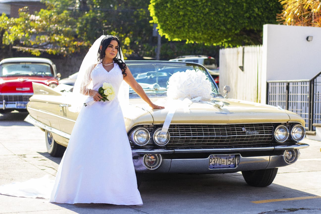 Novia junto al auto clásico